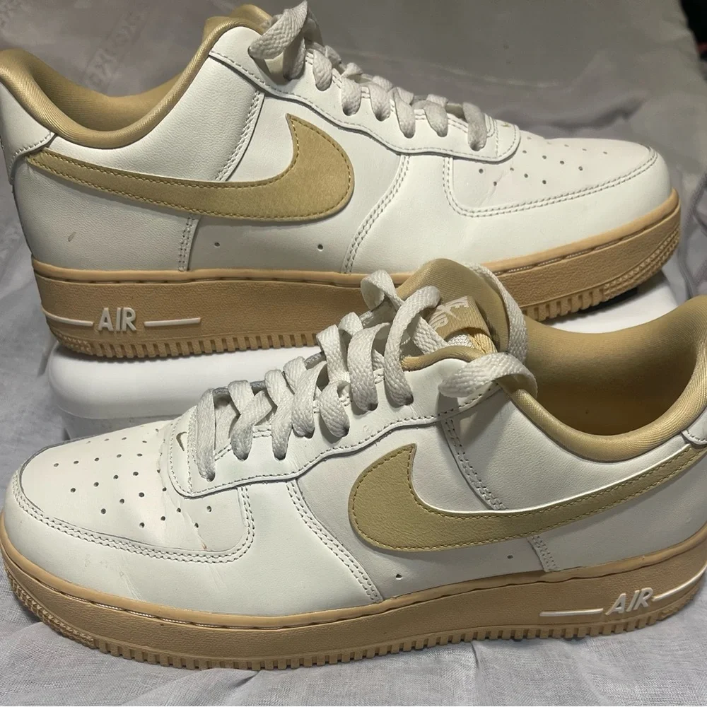 Nike  AIR Force  WMMS 1’07 White and Tan Sneakers